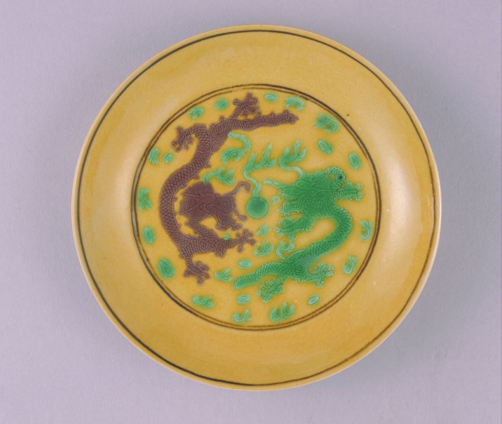 黄地緑釉雲龍紋盤 大清康熙年製 款 中国古玩 中国美術 唐物 擺件 A637 黄地緑釉雲龍紋盤 大清康熙年製 款 中国古玩 中国